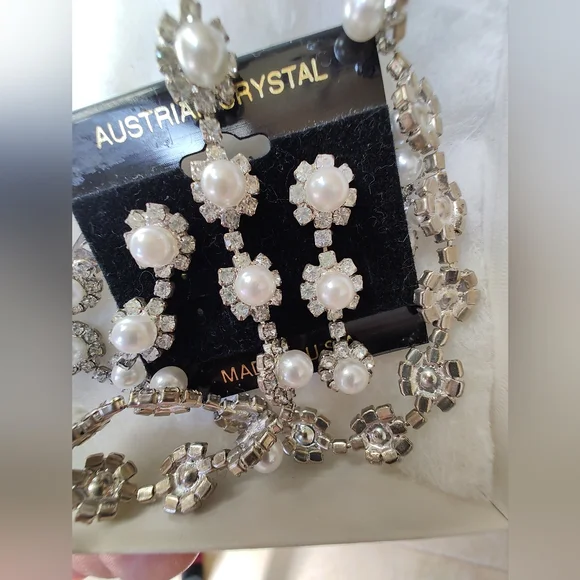 NWT Elegant Faux Pearl and Austrian Crystal Jewelry Set - Picture 4 of 8